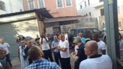 بالصور: جمع من الأهالي ينظمون تظاهرة ضد تحويل مبنى سكني لمدرسة للمستوطنين في مدينة يافا 